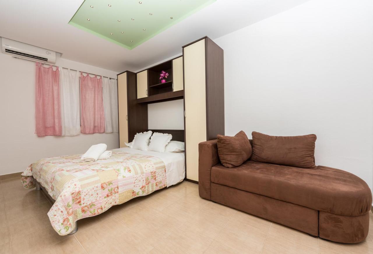 Apartments Villa Vujcic มาคาร์สกา ภายนอก รูปภาพ