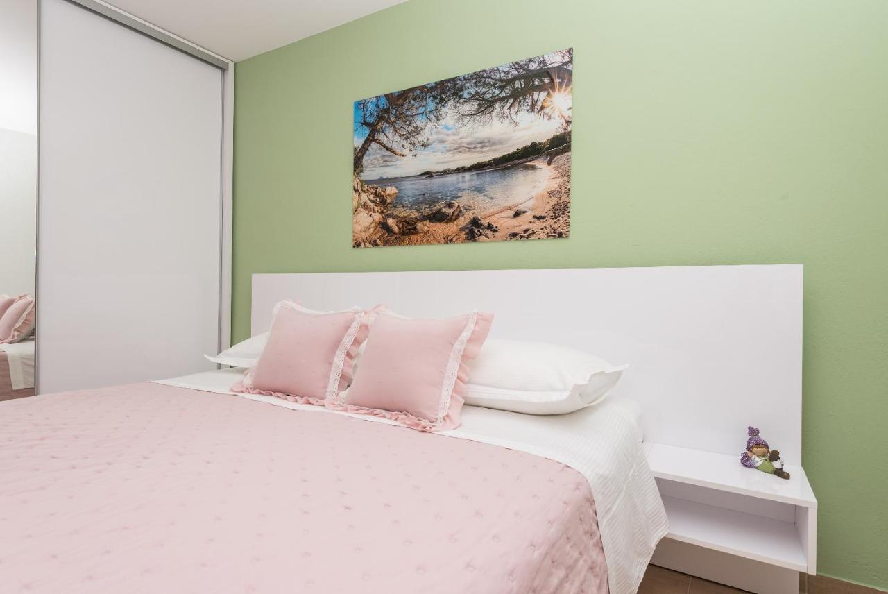 Apartments Villa Vujcic มาคาร์สกา ภายนอก รูปภาพ
