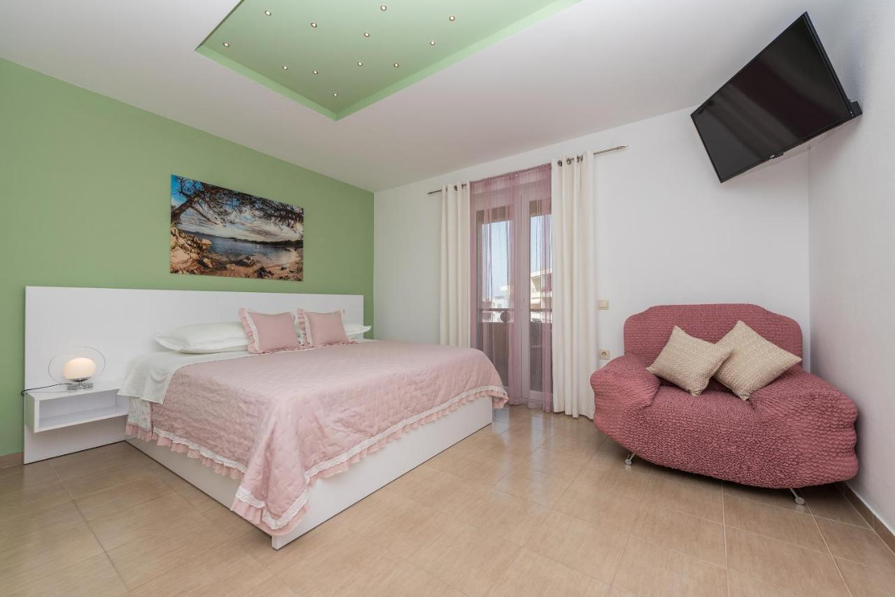 Apartments Villa Vujcic มาคาร์สกา ภายนอก รูปภาพ