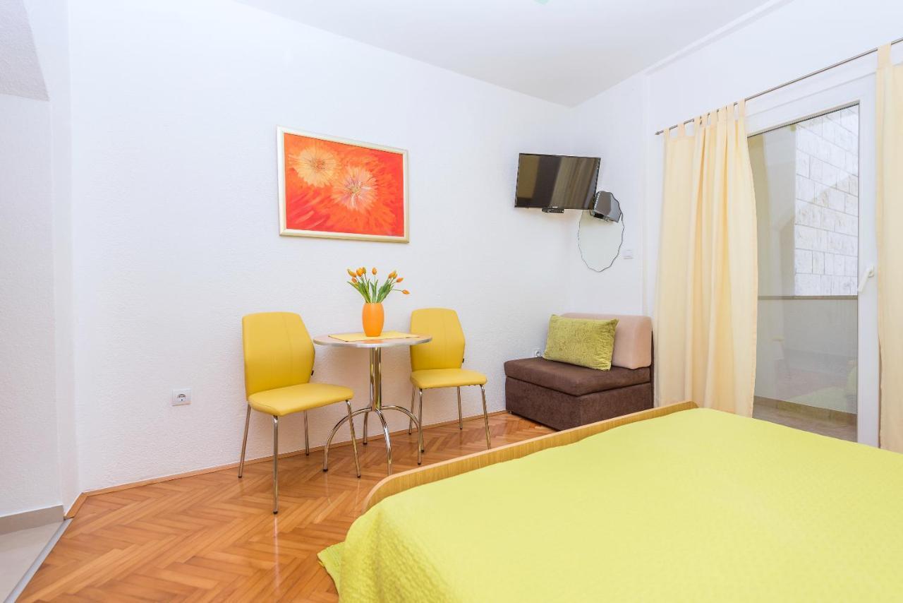 Apartments Villa Vujcic มาคาร์สกา ภายนอก รูปภาพ